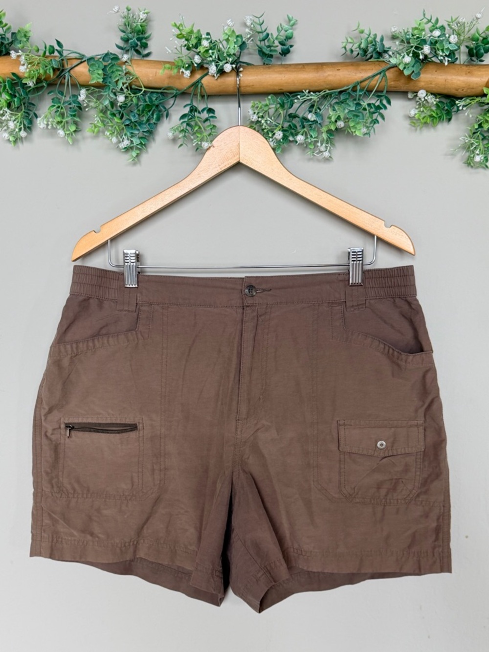 Columbia Brown Cargo Shorts *stain on butt*